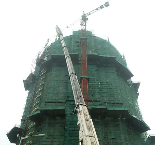 四平市吊车在工地上作业